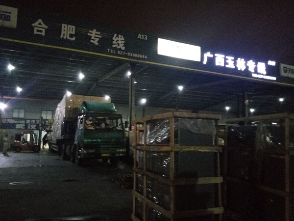 戈?duì)柭b廠(chǎng)定制500kg燃?xì)庹羝l(fā)生器配套熨燙設(shè)備使用發(fā)貨案例圖