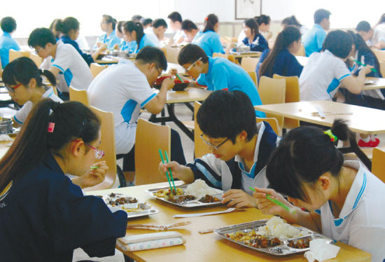 食堂用食品加工蒸汽發(fā)生器蒸出營(yíng)養(yǎng)健康，守護(hù)孩子成長(zhǎng)。