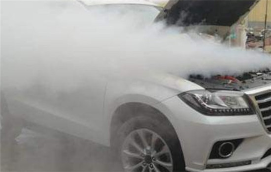 洗車無(wú)需排隊(duì)等待，使用洗車蒸汽發(fā)生器在家就能洗車保養(yǎng)