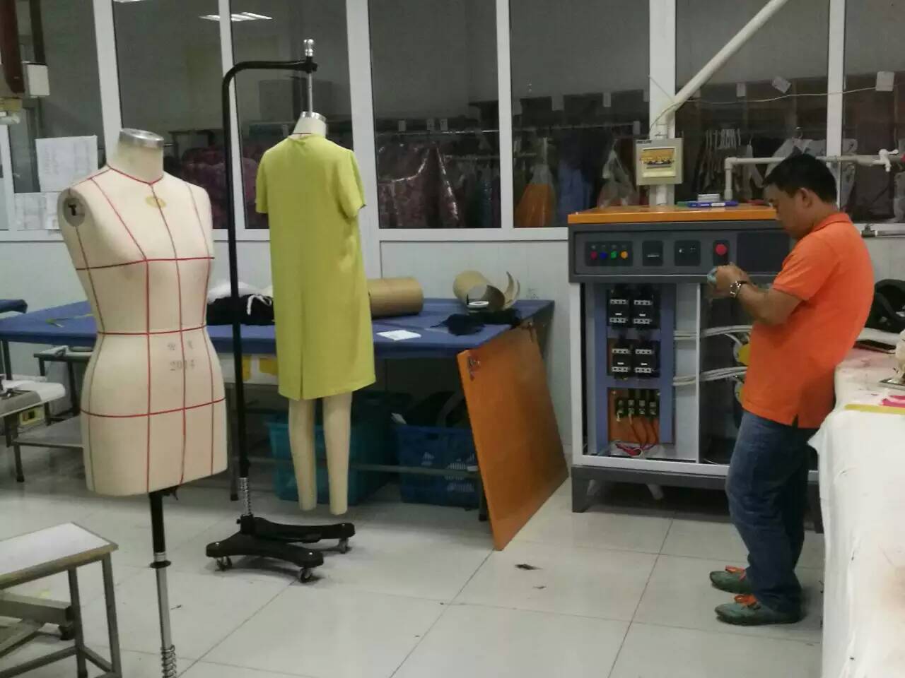 廣東服裝廠整燙電蒸汽發(fā)生器實現(xiàn)服裝廠蒸汽自由，蒸汽節(jié)能無浪費